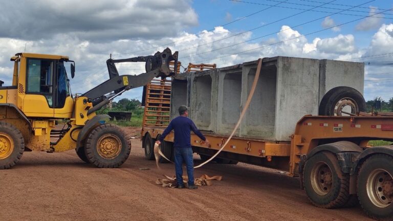 Vereador Márcio Pacele entrega DUAS carretas de ADUELAS de concreto no distrito de Vista Alegre do Abunã