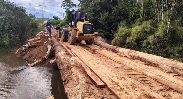 Prefeitura segue com os trabalhos de reconstrução da Ponte sobre o rio São Sebastião, em Vista Alegre do Abunã